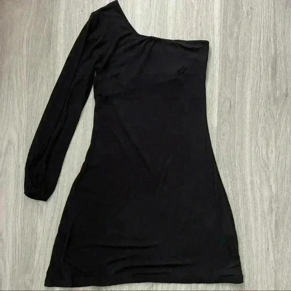 NWT vfish black dress with built in bra